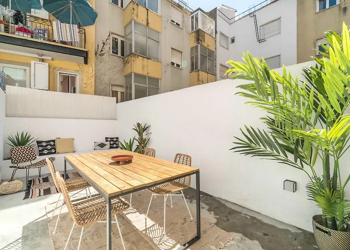 Ajuda Cozy Retreat With Patio 리스본